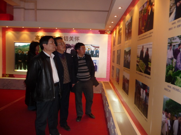 民盟河北省委主委龙庄伟参加东部十省市民盟组织参与毕节试验区建设研讨会(图2) 民盟河北省委主委龙庄伟参加东部十省市民盟组织参与毕节试验区建设研讨会(图2)