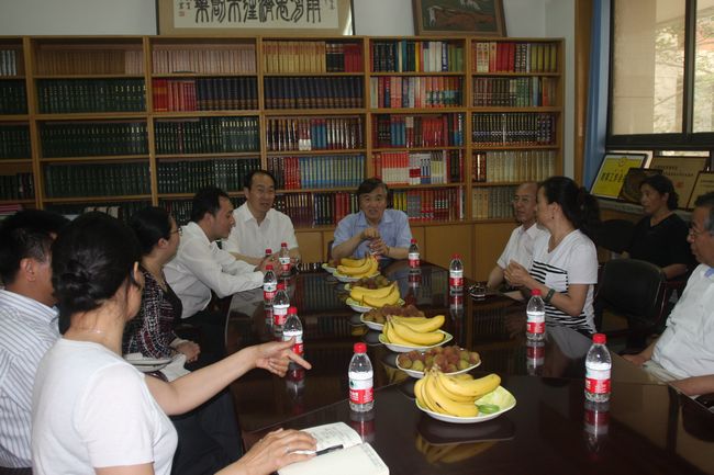 李重庵副主席出席民盟“烛光行动”?北京四中网校合作学校—平山县小觉中学揭牌暨捐赠仪式(图5)