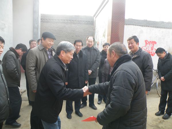 民盟中央副主席龙庄伟赴广宗县走访慰问困难群众(图2)