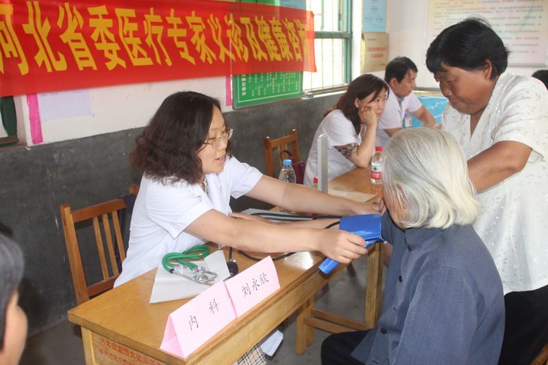 民盟河北省委、民盟石家庄市委联合开展义诊及健康咨询活动(图4)