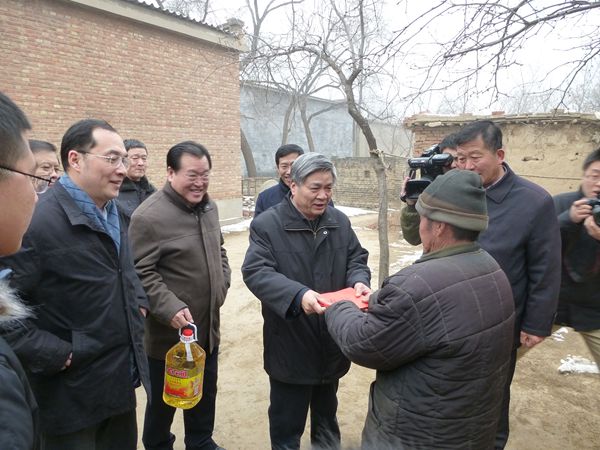 龙庄伟副主席赴广宗县北葛村慰问(图1) 龙庄伟副主席赴广宗县北葛村慰问(图1)