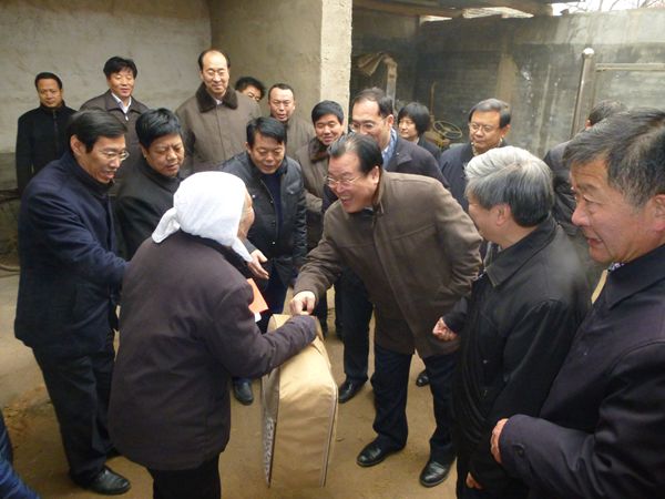 龙庄伟副主席赴广宗县北葛村慰问(图2) 龙庄伟副主席赴广宗县北葛村慰问(图2)