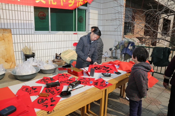 民盟河北美术院、民盟石家庄美术院共同举办“迎春送福”文化下乡活动(图3) 民盟河北美术院、民盟石家庄美术院共同举办“迎春送福”文化下乡活动(图3)