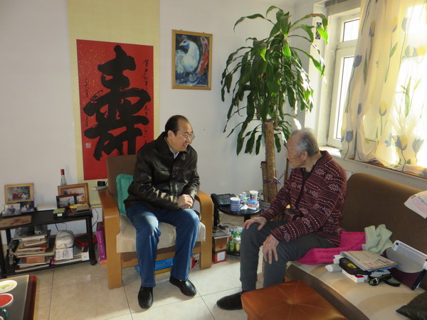 鲁平副主委慰问盟省委原副主委严仁覃(图1)