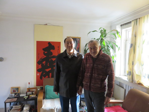 鲁平副主委慰问盟省委原副主委严仁覃(图2)