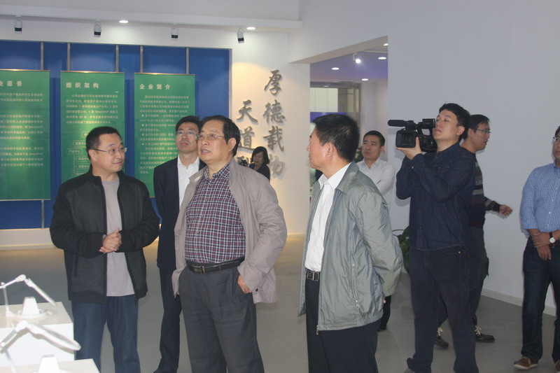 盟省委常委、民盟邯郸市委主委赵林明带领《促进我省新兴产业发展》调研组到邯郸市开发区进行调研(图3) 盟省委常委、民盟邯郸市委主委赵林明带领《促进我省新兴产业发展》调研组到邯郸市开发区进行调研(图3)