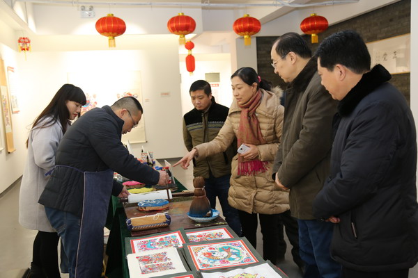 鲁平副主委参观“我的中国梦——2016年河北省迎新春民间美术作品展”(图1) 鲁平副主委参观“我的中国梦——2016年河北省迎新春民间美术作品展”(图1)