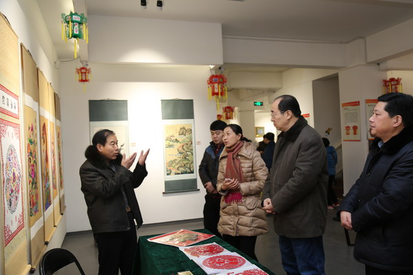 鲁平副主委参观“我的中国梦——2016年河北省迎新春民间美术作品展”(图2) 鲁平副主委参观“我的中国梦——2016年河北省迎新春民间美术作品展”(图2)
