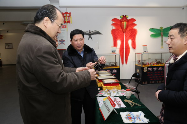 鲁平副主委参观“我的中国梦——2016年河北省迎新春民间美术作品展”(图3) 鲁平副主委参观“我的中国梦——2016年河北省迎新春民间美术作品展”(图3)