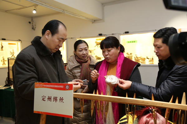 鲁平副主委参观“我的中国梦——2016年河北省迎新春民间美术作品展”(图4) 鲁平副主委参观“我的中国梦——2016年河北省迎新春民间美术作品展”(图4)