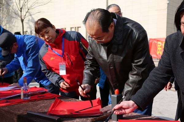 民盟河北美术院、河北省当代书画院、河北省书画艺术研究院、河北交通广播电台联合开展“的士送福写春联”活动(图3)