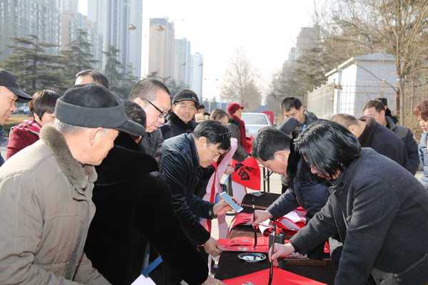 民盟河北美术院、河北省当代书画院、河北省书画艺术研究院、河北交通广播电台联合开展“的士送福写春联”活动(图4)