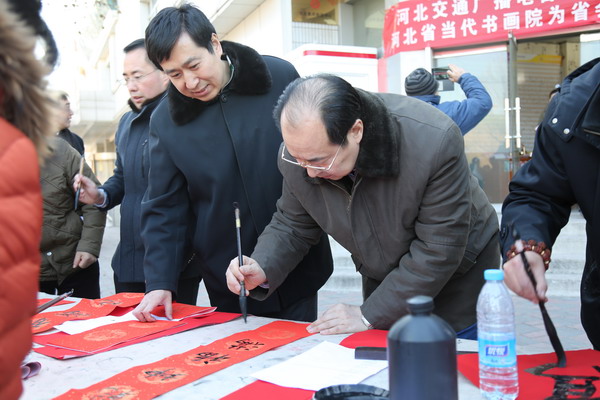 民盟河北美术院、河北省当代书画院、河北省书画艺术研究院、河北交通广播电台联合开展“的士送福写春联”活动(图10)