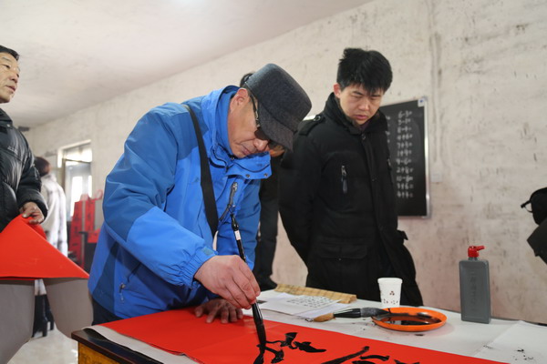 鲁平副主委参加民盟河北美术院在辛集开展的“春联进千家”活动(图5)