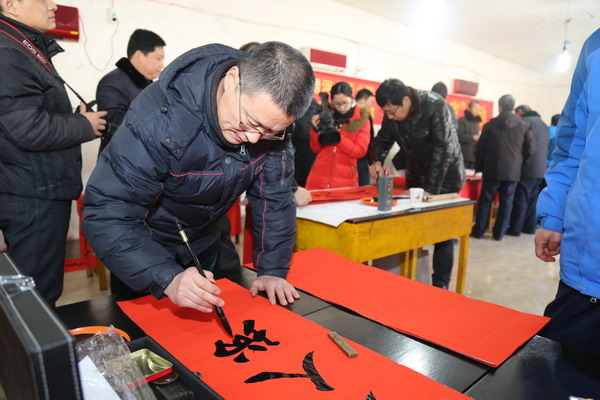鲁平副主委参加民盟河北美术院在辛集开展的“春联进千家”活动(图7)