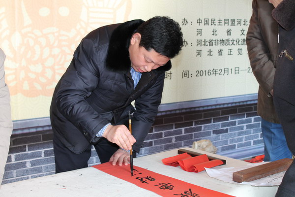 鲁平副主委参加民盟河北美术院、正觉美术馆“春联进千家”活动(图3) 鲁平副主委参加民盟河北美术院、正觉美术馆“春联进千家”活动(图3)