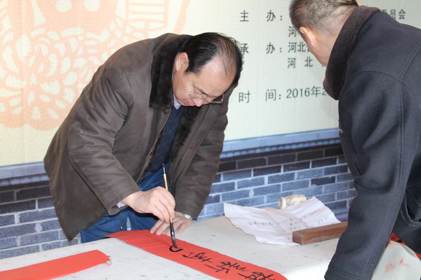 鲁平副主委参加民盟河北美术院、正觉美术馆“春联进千家”活动(图2) 鲁平副主委参加民盟河北美术院、正觉美术馆“春联进千家”活动(图2)