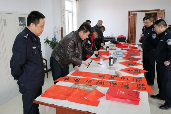 民盟秦皇岛市委开展“春联进千家，福字送警察”活动(图1)