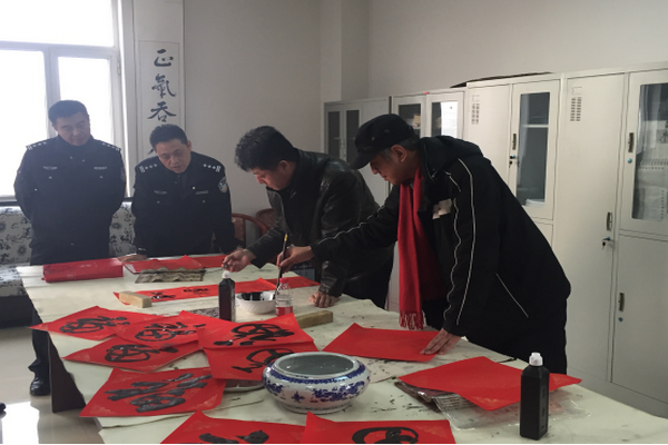 民盟秦皇岛市委开展“春联进千家，福字送警察”活动(图2)