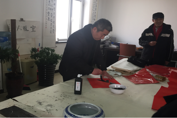 民盟秦皇岛市委开展“春联进千家，福字送警察”活动(图3)
