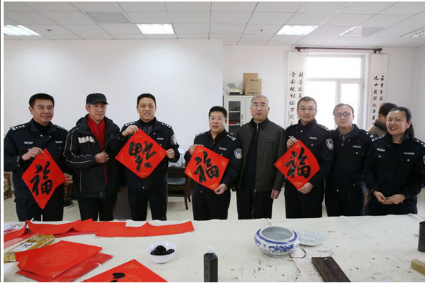 民盟秦皇岛市委开展“春联进千家，福字送警察”活动(图4)
