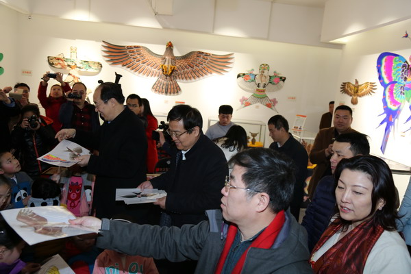 民盟河北省委经济、金融委员会组织石家庄市福利院孩子们参观“我的中国梦—2016年河北省迎新春民间美术作品展”(图2) 民盟河北省委经济、金融委员会组织石家庄市福利院孩子们参观“我的中国梦—2016年河北省迎新春民间美术作品展”(图2)