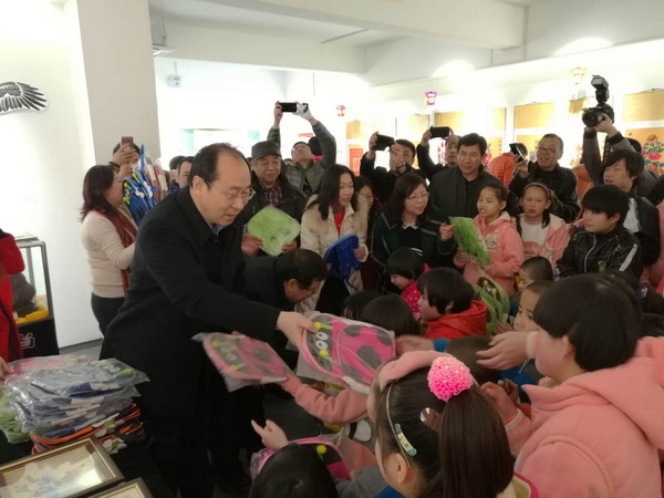民盟河北省委经济、金融委员会组织石家庄市福利院孩子们参观“我的中国梦—2016年河北省迎新春民间美术作品展”(图1) 民盟河北省委经济、金融委员会组织石家庄市福利院孩子们参观“我的中国梦—2016年河北省迎新春民间美术作品展”(图1)