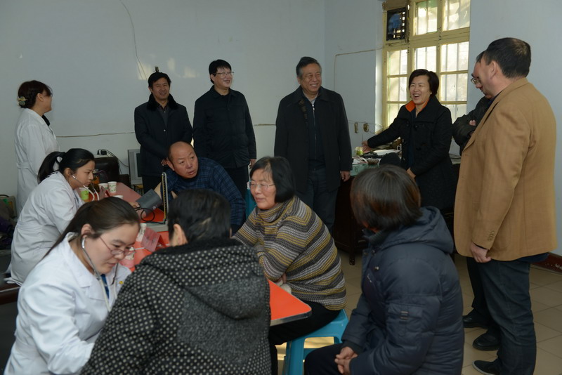 民盟衡水市委“坚持和发展中国特色社会主义学习实践活动基地”在桃城区集贤街村挂牌(图1)