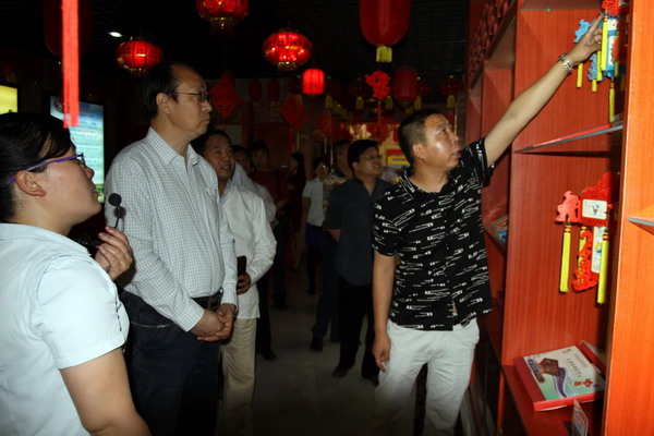 鲁平副主委参加民盟省直工委科技二总支藁城宫灯博物馆调研活动(图1)