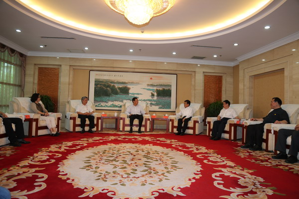赵克志拜会全国人大常委会副委员长、 民盟中央主席张宝文(图1)