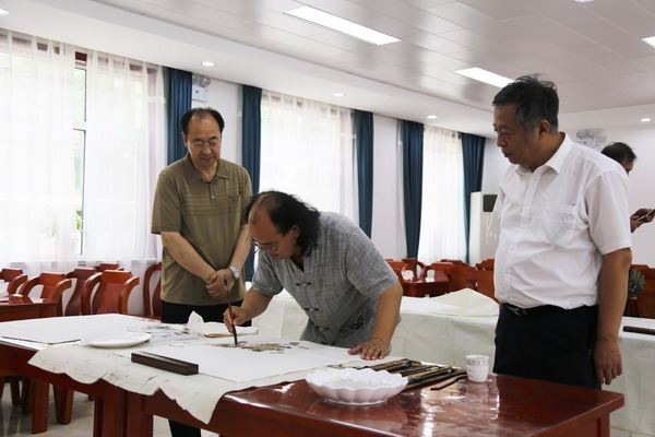 民盟河北美术院向省民主党派机关赠送书画作品(图2)