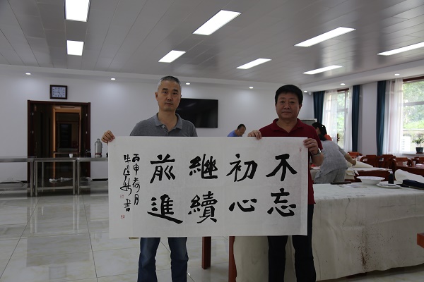 民盟河北美术院向省民主党派机关赠送书画作品(图1)