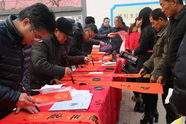 民盟河北美术院开展“春联进千家” 文化下乡活动(图10) 民盟河北美术院开展“春联进千家” 文化下乡活动(图10)