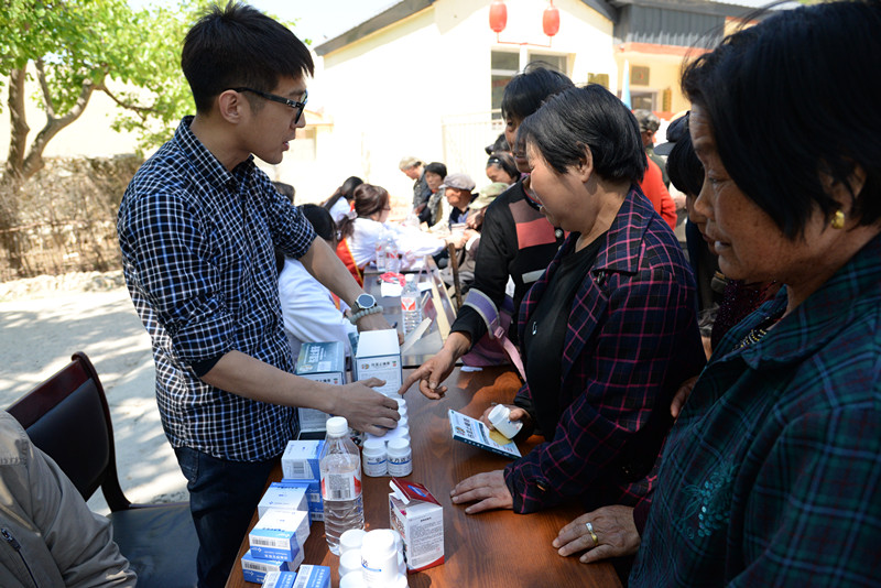 民盟秦皇岛市委开展送医送药和助学活动(图1)