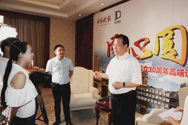 边发吉主委接受《毕节晚报》媒体中央厨房专访(图2) 边发吉主委接受《毕节晚报》媒体中央厨房专访(图2)