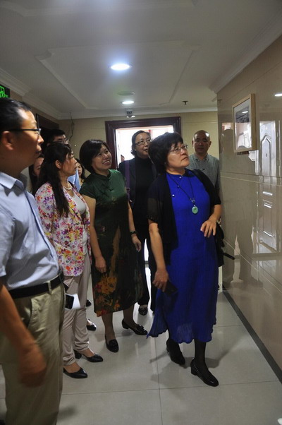 民盟中央宣传部部长曲伟到民盟邯郸市美术院“盟员之家”调研(图2)