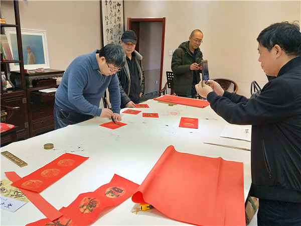 我省民盟各级美术院春节前夕积极开展“春联送福进万家”活动(图2)