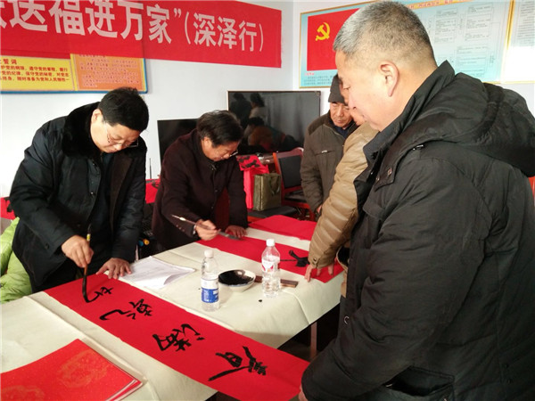 我省民盟各级美术院春节前夕积极开展“春联送福进万家”活动(图4)