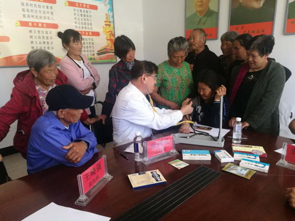 民盟承德市中心医院支部开展医疗扶贫活动(图1)