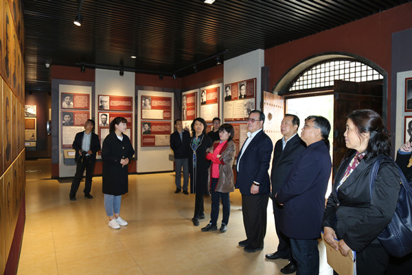 民盟河北省委在平山县李家庄中央统战部旧址举行民盟传统教育基地揭牌仪式(图8) 民盟河北省委在平山县李家庄中央统战部旧址举行民盟传统教育基地揭牌仪式(图8)