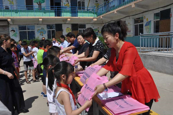 民盟石家庄裕华四支部赴井陉县三合庄小学开展爱心捐助活动(图1)