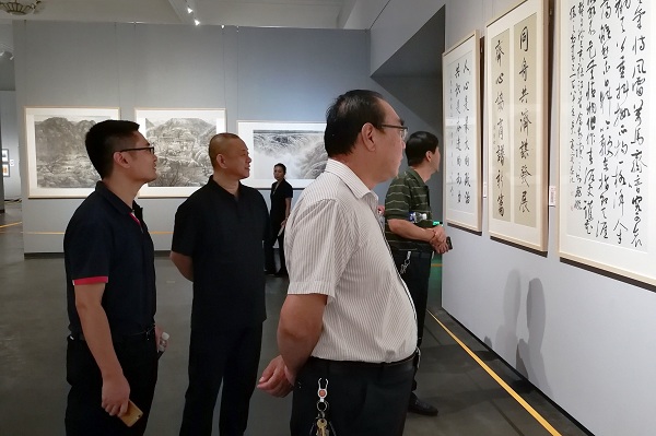 民盟衡水市委主委王广恒带队参观省政协书画摄影展(图1)