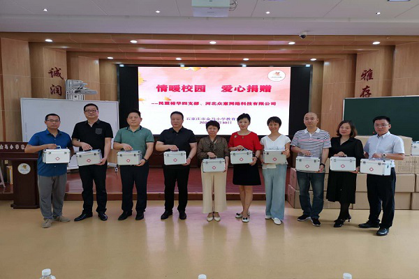 “微心愿”传递大温暖 ——民盟石家庄市裕华区四支部携手爱心企业为金马小学捐赠防疫物品(图1)