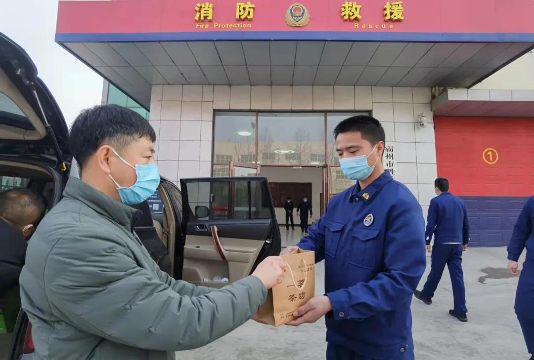 民盟霸州支部开展新年书春联送祝福慰问一线防疫工作人员和志愿者活动(图7)