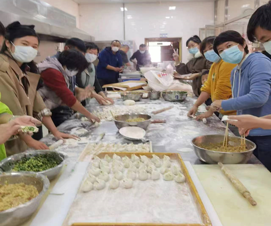 包饺子 送温暖——民盟河北机车技师学院支部用行动守护滞留学生(图1)