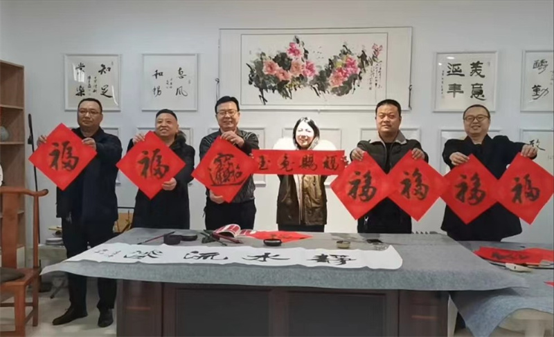 挥毫辞旧岁 送福千万家——邯郸民盟书画家开展“春联送福进万家”活动(图2)