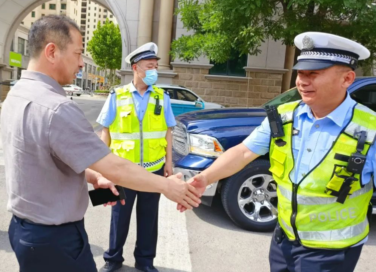 “美美同心，温暖同行”——民盟河北省直辛集总支慰问高考值勤民警(图1)