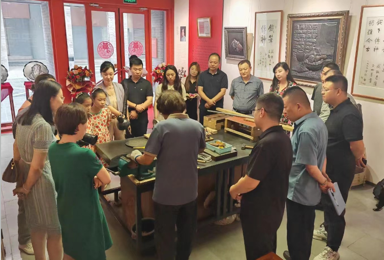 民盟河北省直文艺总支赴郭海博铁板浮雕工作室开展调研活动(图1)