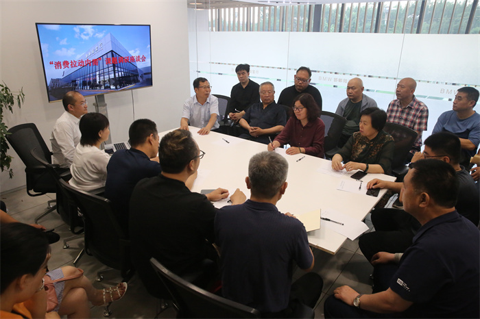 民盟邯郸市委到陆宝行汽车销售有限公司开展“消费拉动内需”课题调研和“书画进企业”活动(图2)