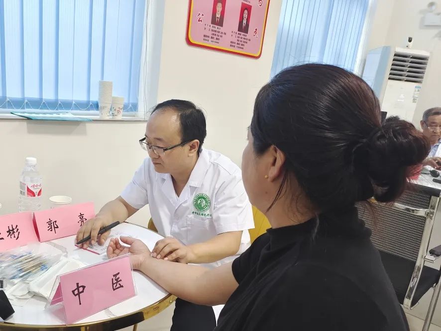 民盟保定市委、民建保定市委联合开展“健康零距离 专家面对面”义诊活动(图5)